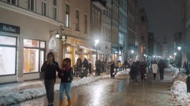 Ana Meydan Şehir Merkezi - Kalabalık Sokak - Gece Vakti