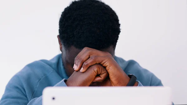 Un hombre estresado trabajando en su portátil. Estrés laboral o concepto de carga de trabajo. — Foto de Stock