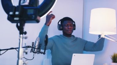 Motivasyon konuşmacısı. Afrikalı Amerikalı siyahi adam online meditasyon oturumu düzenliyor.
