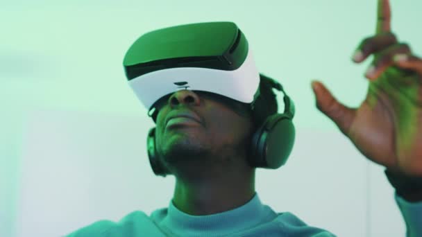 Mann mit VR-Brille und Headset genießt die virtuelle 360-Grad-Umgebung — Stockvideo