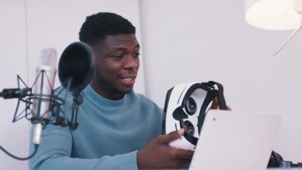 Młody, afrykański czarny mężczyzna trzymający okulary VR. Podcast przegląd nowych technologii — Wideo stockowe