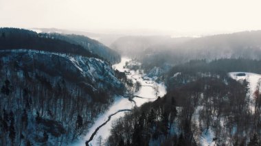 Ojcowski Park Narodowy Vadisi 'nde kış manzarası Kireçtaşı Kayaları