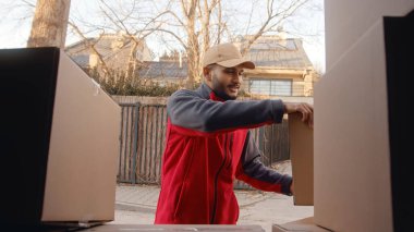 Teslimatçı, Cap Taşıyıcı Karton Kutular Giyiyor - Paket Kutuları Yığını