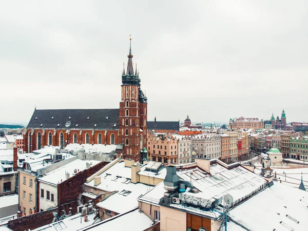 Головна площа в Кракові, Польща, оточена історичними міськими будинками і церквами — стокове фото