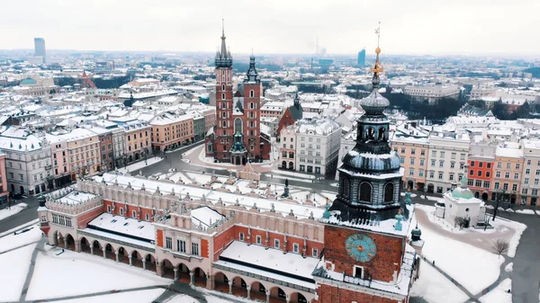 Krakows Town Hall Tower на головній площі Ринок St. Mary Basilica In Background — стокове фото