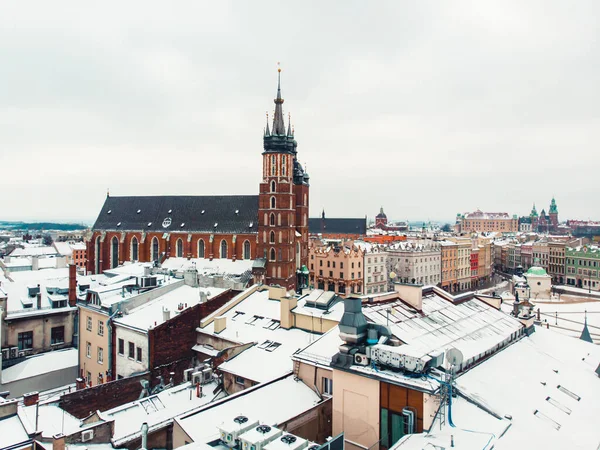 Основна ринкова площа в місті Кракові, Польща - Базиліка Святої Марії. — стокове фото
