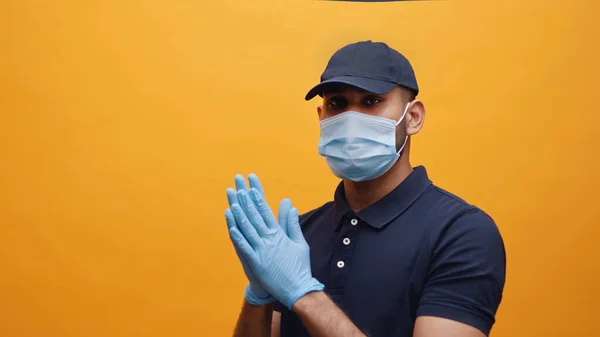 Hombre joven indio usando máscara y guantes tomando precauciones Concepto de pandemia — Foto de Stock