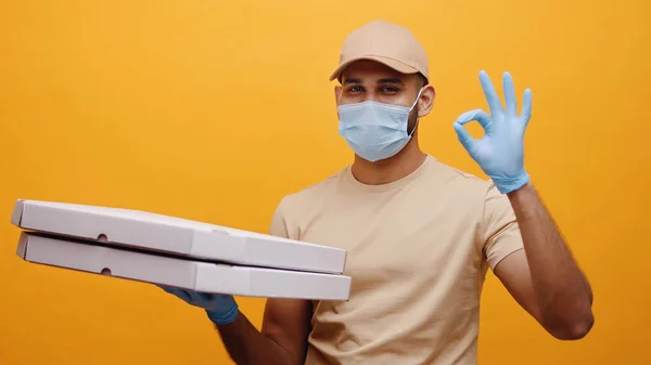 Delivery Boy con máscara y guantes sosteniendo cajas de pizza - Concepto de Covid-19 — Foto de Stock