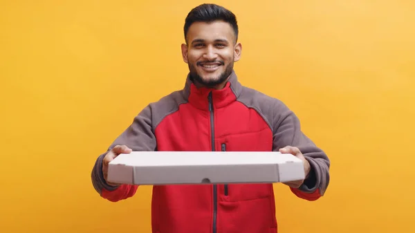 Levering Jongen dragen Uniform Holding Pizza Box Concept van levering aan huis diensten — Stockfoto