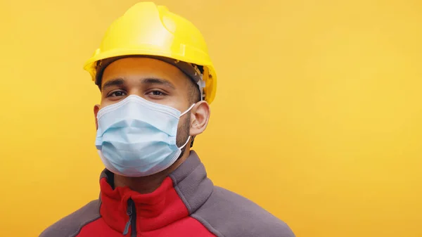 Ingeniero indio con casco amarillo de seguridad y máscara de pie - Primer plano Shot — Foto de Stock