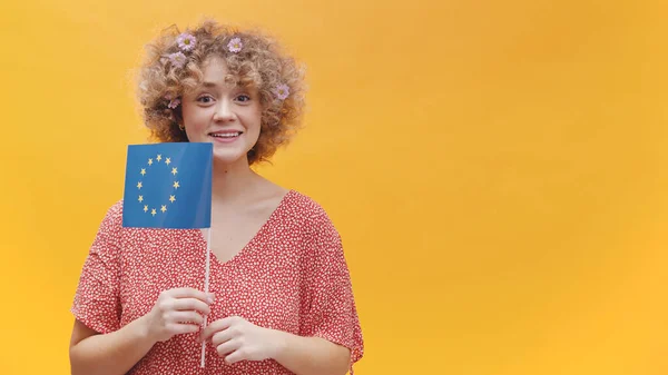 Belle fille tenant un petit drapeau de l'Union européenne Symbole de l'Europe Association de l'UE — Photo