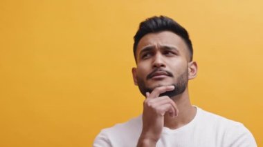 Hintli adam yukarı bakıyor ve bir fikir ya da çözüm düşünüyor.