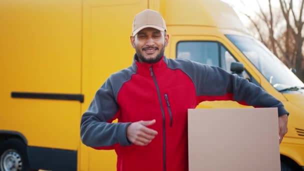 Livraison garçon portant une boîte en carton - Faire pouce vers le haut signe à la caméra — Video