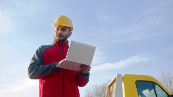 Fiatal mérnök Laptop állva a helyszínen dolgozik a laptopján — Stock videók