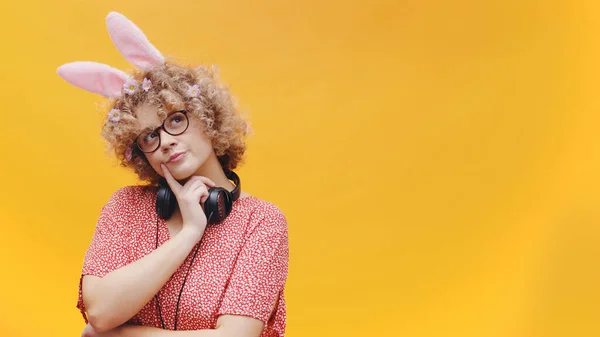 Mädchen trägt niedliche Hasenohren und nerdige Brillen - Kopfhörer um den Hals — Stockfoto