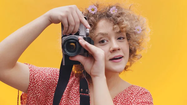 Glada flicka som håller en kamera i händerna - ta en bild fotografi koncept — Stockfoto