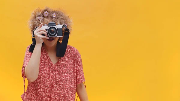 Glada flicka hålla en kamera och ta en bild - Fotografering koncept — Stockfoto