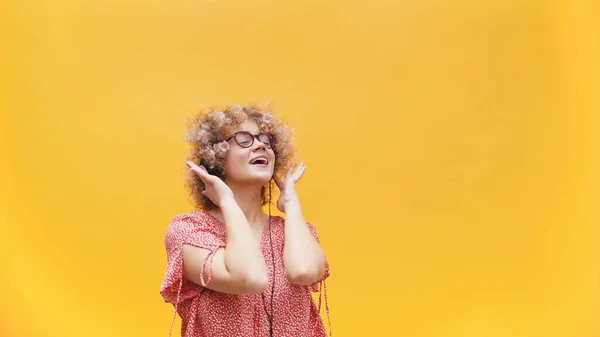 Schöne Mädchen hört Musik auf ihren Kopfhörern Musikliebhaber - Genuss — Stockfoto