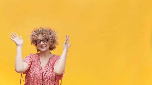 Schöne Mädchen genießen ihre Lieblingsmusik durch ihre Kopfhörer - Musik-Liebhaber — Stockfoto