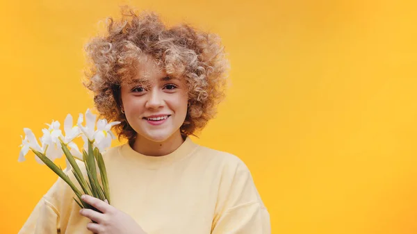 Hübsches Mädchen hält ein Bündel weißer Amaryllis-Blume in den Händen Frühling — Stockfoto