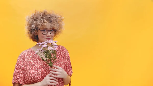 Charmantes Mädchen mit einem Bündel lila Gerbera Gänseblümchen in der Nähe ihres Gesichts — Stockfoto