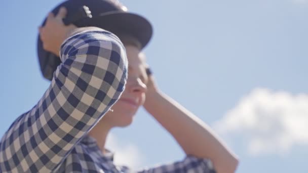 Mladý žokej se připravuje na jízdu na koni soutěž uvedení na bezpečnostní přilbu — Stock video