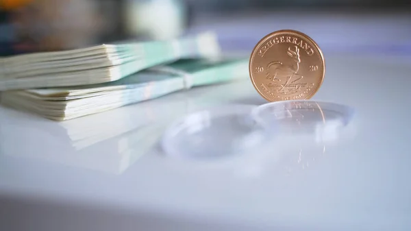 Varias monedas de plata y una de bronce se extienden sobre fondo blanco. Fondo monetario, financiero y económico. — Foto de Stock