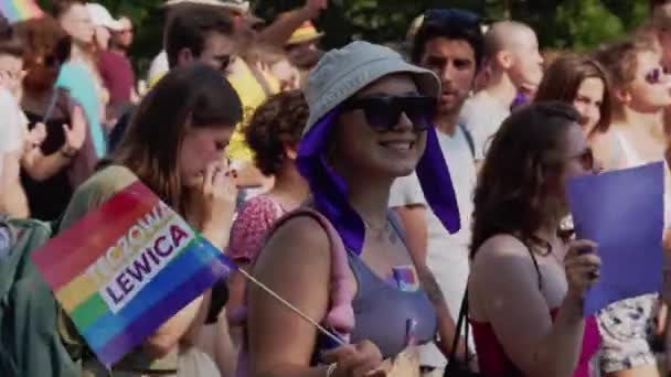 Parade des Stolzes in Polen. Menschen schwenken Regenbogenfahnen — Stockvideo