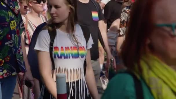 Marcha por los derechos LGBTQ en un desfile de orgullo. Grupo de personas caminando en la calle con ropa colorida — Vídeo de stock