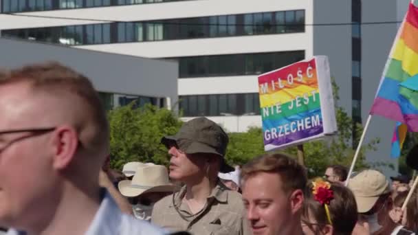 Marcha pelos direitos LGBTQ em um desfile de orgulho em Varsóvia. Pessoas de todas as idades com bandeiras de arco-íris — Vídeo de Stock