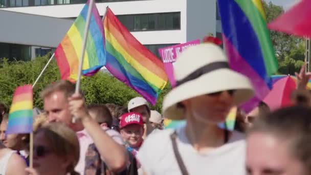 Maart voor LGBTQ rechten in een trotse parade. Groep van mensen lopen op straat in kleurrijke kleding — Stockvideo