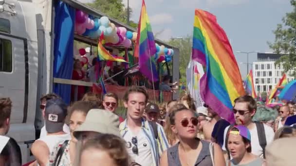 Stolze Parade. Menschen tanzen während der Fahrt im Wohnwagen mit Regenbogenfarben — Stockvideo