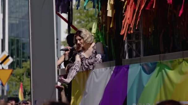 Průvod pýchy. Lidé tančí a zpívají při jízdě v karavaně s duhovými barvami — Stock video