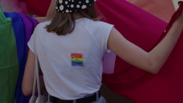 Průvod pýchy. Ženy s barevnými šaty a duhovými vlajkami pochodující za práva Igbtq — Stock video