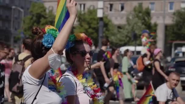 Desfile del orgullo. Mujeres con ropa colorida y banderas de arco iris marchando por los derechos lgbtq — Vídeo de stock