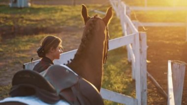 Atlı kadın tahta kapıdan Sandy Parkour 'a mühür basıyor.
