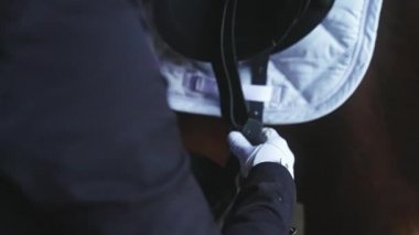 Atlı kadın yarışma için Seal Horse 'unu eyerliyor. 