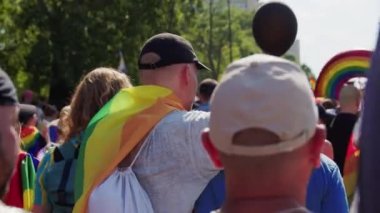 Mart ayında LGBTQ hakları için gökkuşağı bayraklı insanların gurur yürüyüşünde arka planı