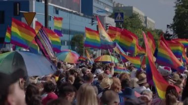 Mart ayında LGBTQ hakları için gökkuşağı bayraklı insanların gurur yürüyüşünde arka planı