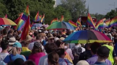 Mart ayında LGBTQ hakları için gökkuşağı bayraklı insanların gurur yürüyüşünde arka planı