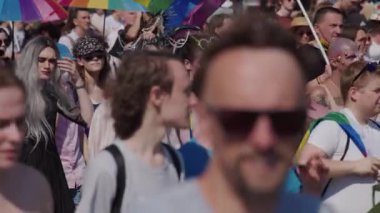 Gurur yürüyüşünde kostümlü insanlar yürüyor. LGBTQ hakları için yürüyüş 