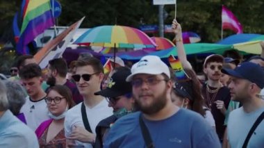 LGBTQ hakları için Mart ayında halkın ellerinde renkli şemsiyeler ve gökkuşağı bayrakları