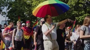 LGBTQ hakları için Mart ayında halkın ellerinde renkli şemsiyeler ve gökkuşağı bayrakları