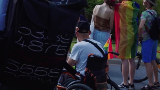 Muž na kolečkovém křesle se připojuje k March na LGBTQ práva v hrdosti průvod — Stock video