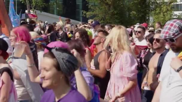 Gente feliz bailando en el desfile del orgullo en Varsovia. Marcha por los derechos LGBTQ — Vídeo de stock