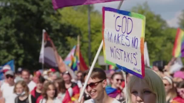 Бог не робить помилок. Прапор на параді гордості у Варшаві. — стокове відео