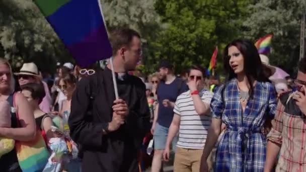 LGBTQ hakları için bir geçit töreninde yürüyüş — Stok video