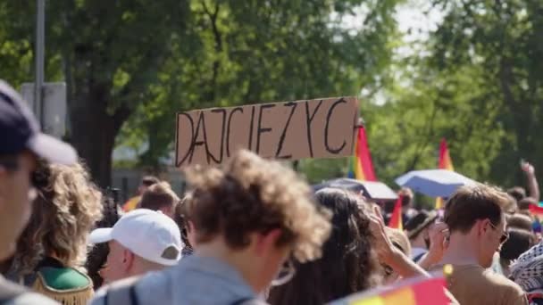 Marcha por los derechos LGBTQ en un desfile de orgullo — Vídeo de stock