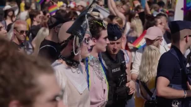 Folk i kostymer går på stolthetsparaden. Mars för hbtq-rättigheter — Stockvideo