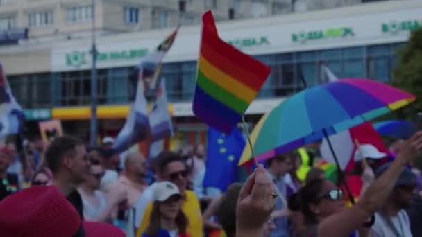 Πολύχρωμες ομπρέλες και σημαίες του ουράνιου τόξου στα χέρια των ανθρώπων του Μαρτίου για δικαιώματα ΛΟΑΤΚΙ — Αρχείο Βίντεο